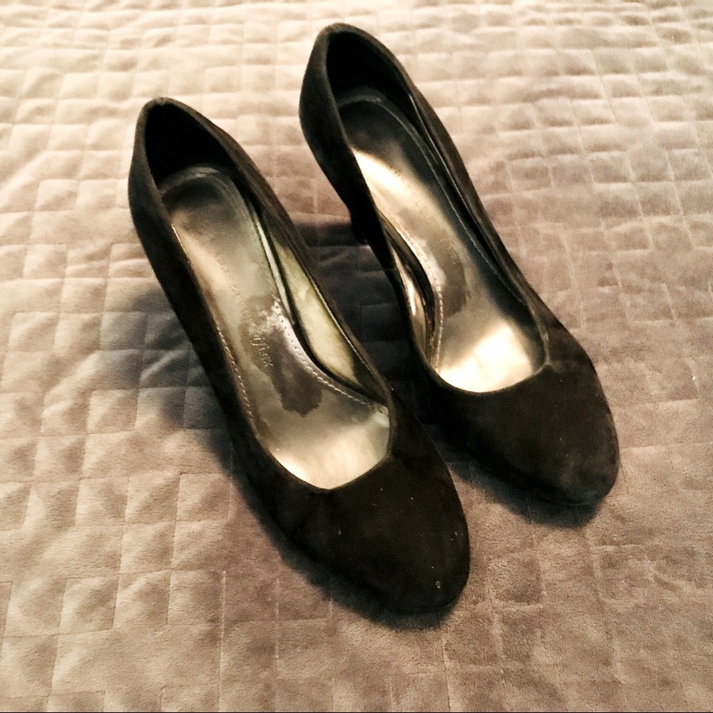 Black pumps